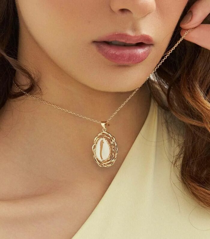 Colar com Pingente Oval Búzios